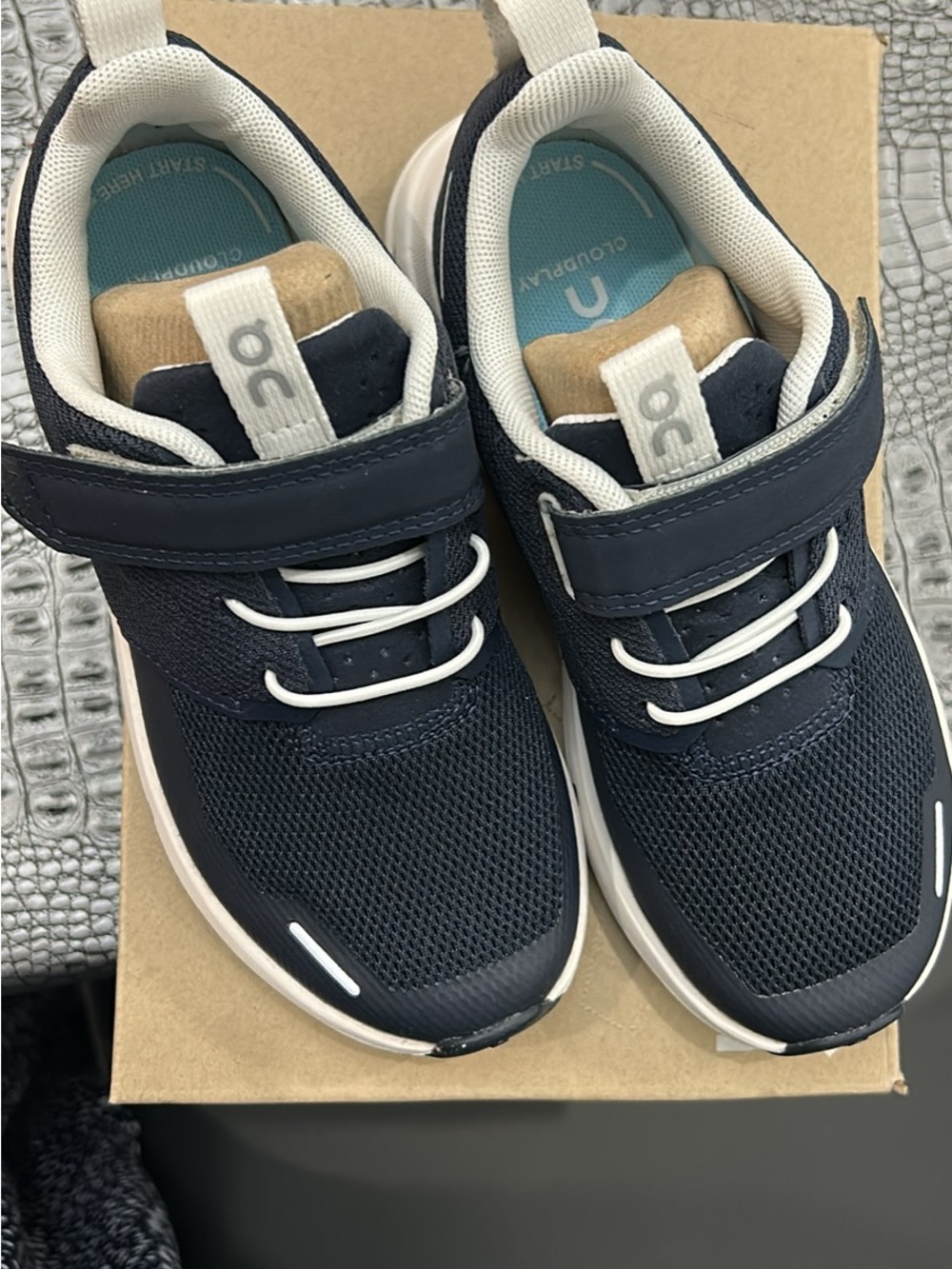 On Running Navy and White kids Performance Sneakers BRAND NEW - Picture 3 of 4